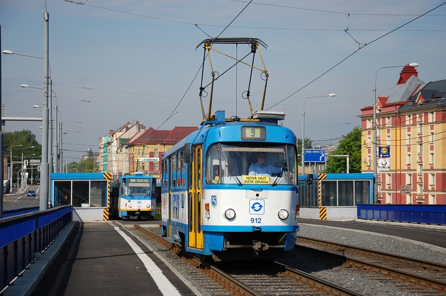 912